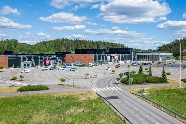 Valtatie 5, Salo, 1203 m&sup2; liiketila, n&auml;yttely, varasto