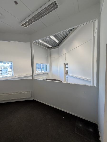 S&auml;hk&ouml;tie 1, Vantaa, 1930 m&sup2; liiketila, varasto