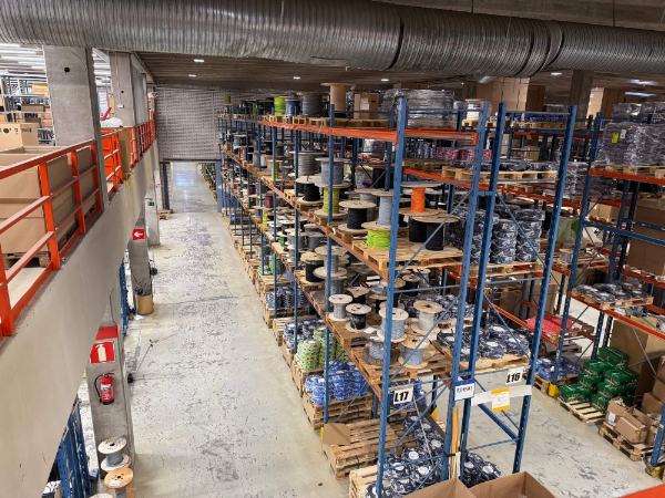 M&auml;nkimiehentie 4, Espoo, 8000 m&sup2; varasto, tuotanto, autotalli/-halli