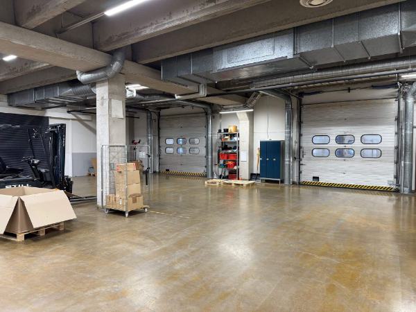 M&auml;nkimiehentie 4, Espoo, 8000 m&sup2; varasto, tuotanto, autotalli/-halli